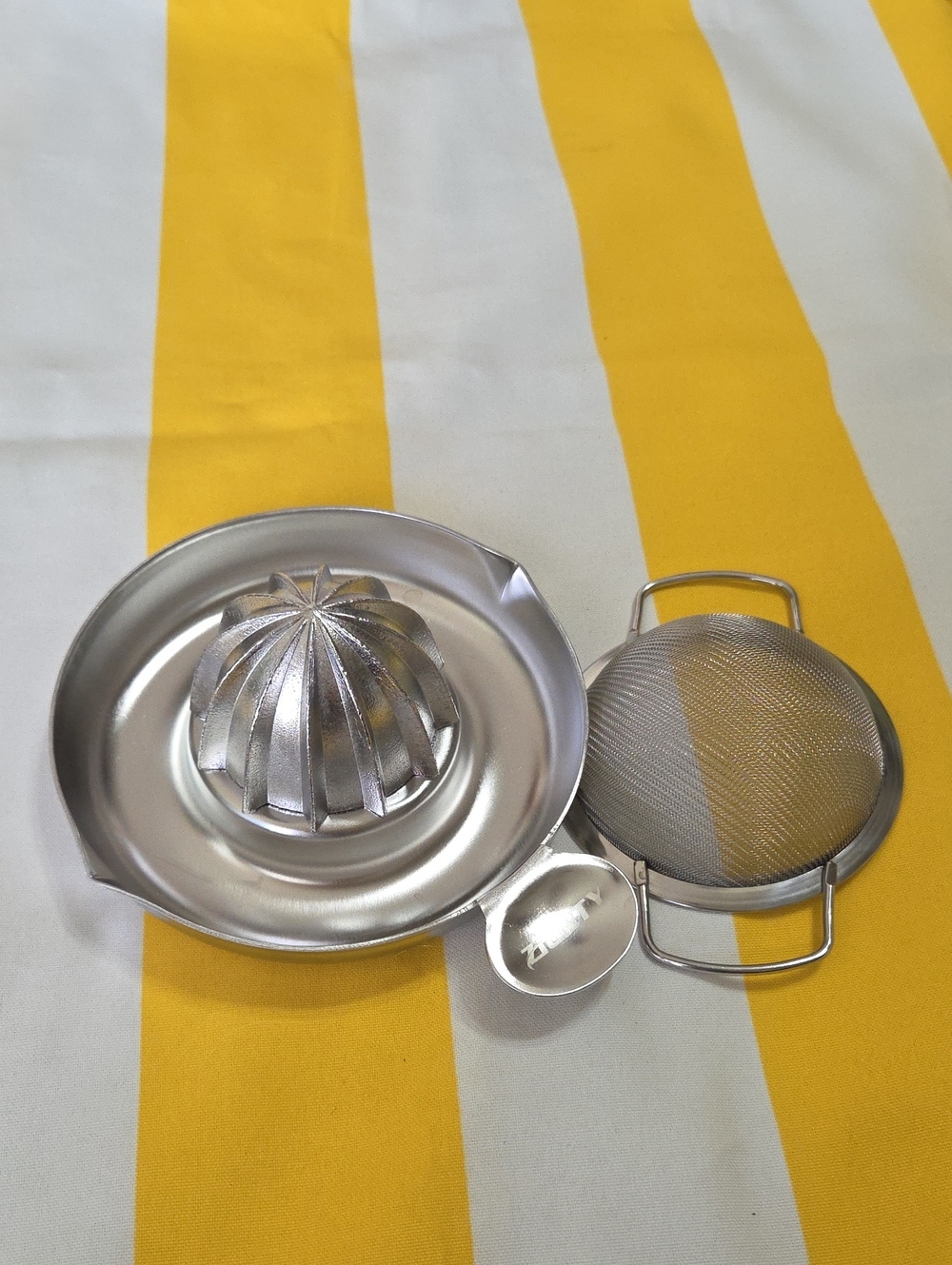Zignity Stainless Steel Citrus Juicer Lemon Lime Orange Reamer Strainer